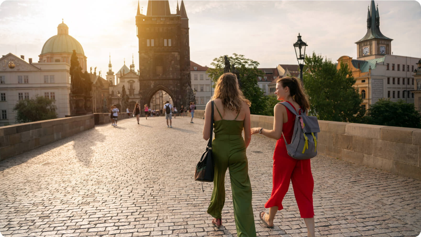Dos mujeres caminando por un puente en Praga